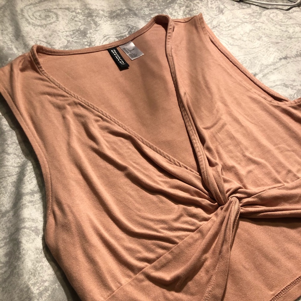 Beige cropped tee
